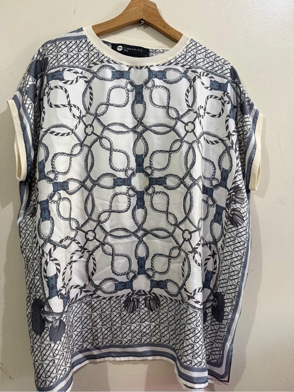 LINDARICO Rope-Print Short Sleeve Tee in White and Blue